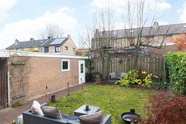 Foto - Verkocht onder voorbehoud: Rustig, aan verkeersluwe straat gelegen, goed onderhouden, half vrijstaande eengezinswoning met zolder, kelder, tuin, garage en
carport in Landgraaf